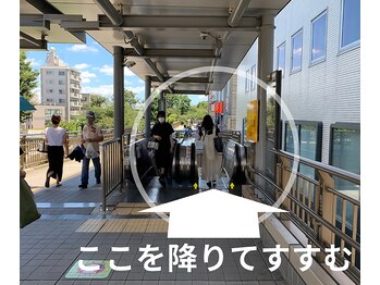 ティーエイチシー 整体サロン アネックス 三鷹店(THC Annex)/エスカレーターを降ります