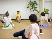 生活ヨガ研究所の雰囲気（体と心の調子を整える無理させないクラスの内容です）