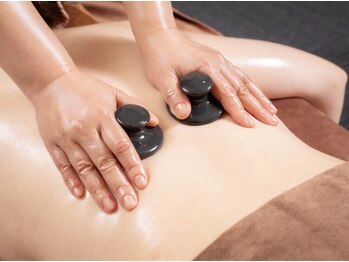 リラクゼーション こりさ~れの写真/急な寒暖差による不調に!《オイルホットストーン80分》で溜まった疲労やだるさををスッキリ解消◎