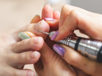 アトリエ サチ(atelier sachi)/爪まわりの皮膚の角質を取り除く