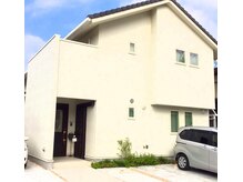 リラクゼーションサロン りんとの雰囲気（白い2階建てのお家サロン☆サロン入口は右側の玄関です。）