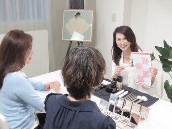 HIROINS 【メイクレッスン/印象診断/パーソナルカラー診断/原宿/北参道】の写真/お友達やご家族と貸切空間で楽しくレッスン♪お互いの魅力を引き出し合う特別な体験を！
