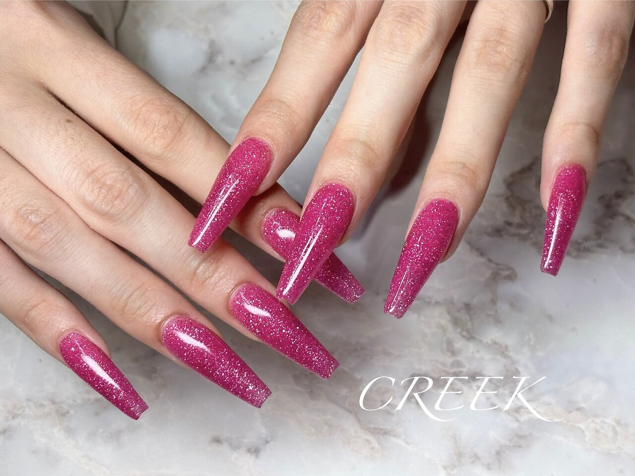 2025年-2026年冬トレンド】ピンクグリッターのネイルデザイン集｜人気