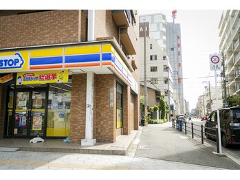 シックビューティバー(Chic Beauty Bar)/ミニストップを左折し直進