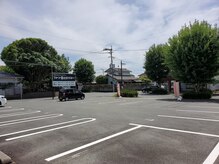 整骨院リライフ 西原店(Re.life)の雰囲気（広くて止めやすい駐車場完備！駐車場所の指定はありません。）