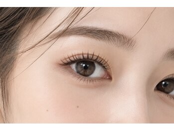 ココロプラス(Cocolo+)の写真/まつげパーマで自然に、LEDマツエクで華やかに。アイブロウで印象を整える。