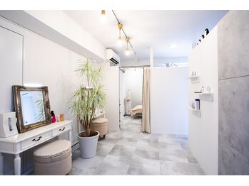 ももとゆでたまご/スタイリッシュで落ち着いた店内