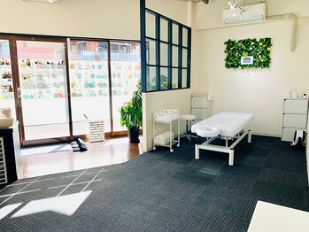 吹田エール整体院の写真/安心の路面店舗◎Pあり（無料） ◎１対１の完全予約制の個人サロン◎広い空間を自分だけのゆったり時間へ。