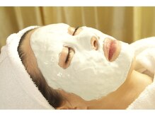 海藻パックでお肌を沈静、引き締めて潤いを閉じ込めます。美容原液でフタをしてお仕上げ♪