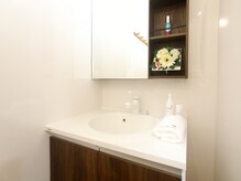 カワノビューティーサロン 周南店(KAWANO)/お着替え室には洗面台も完備