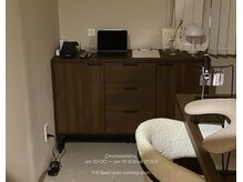 nuim表参道店　ネイル/ジェルネイル/ニュアンスネイルの雰囲気（木材で統一したルーム内は落ち着きと温かみのある心地いい空間）