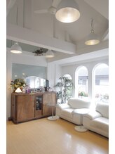 リラクシング スパ ハヤマ ブリーズ(Relaxing Spa Hayama Breeze)/たっぷり日差しが差し込む店内