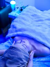 鯨の眠る家/首肩デコルテオイル施術風景