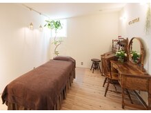 ビーズスタイル(B’S STYLE)の雰囲気(こだわりのアンティーク家具、無垢床、漆喰の落ち着いた空間)