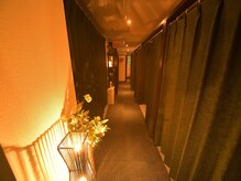 イコイ リラクゼーションサロン(Ikoi)の雰囲気（暖かい照明に包まれた店内で、全メニュー足湯サービス付き！）