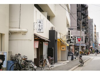 シックビューティバー(Chic Beauty Bar)/うを卯様とDELI樣の間に入り口