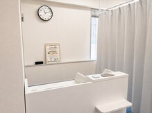 ナオル整体 八王子院(NAORU整体)/白を基調とした清潔感のある受付