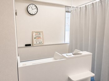 ナオル整体 八王子院(NAORU整体)/白を基調とした清潔感のある受付