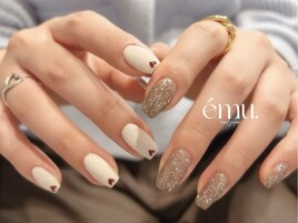 【左右で楽しむデザインネイル】