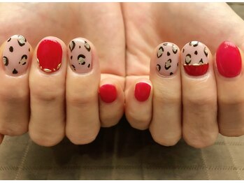 プラハネイル(+HER 美甲)/ヒョウ柄×バイカラー