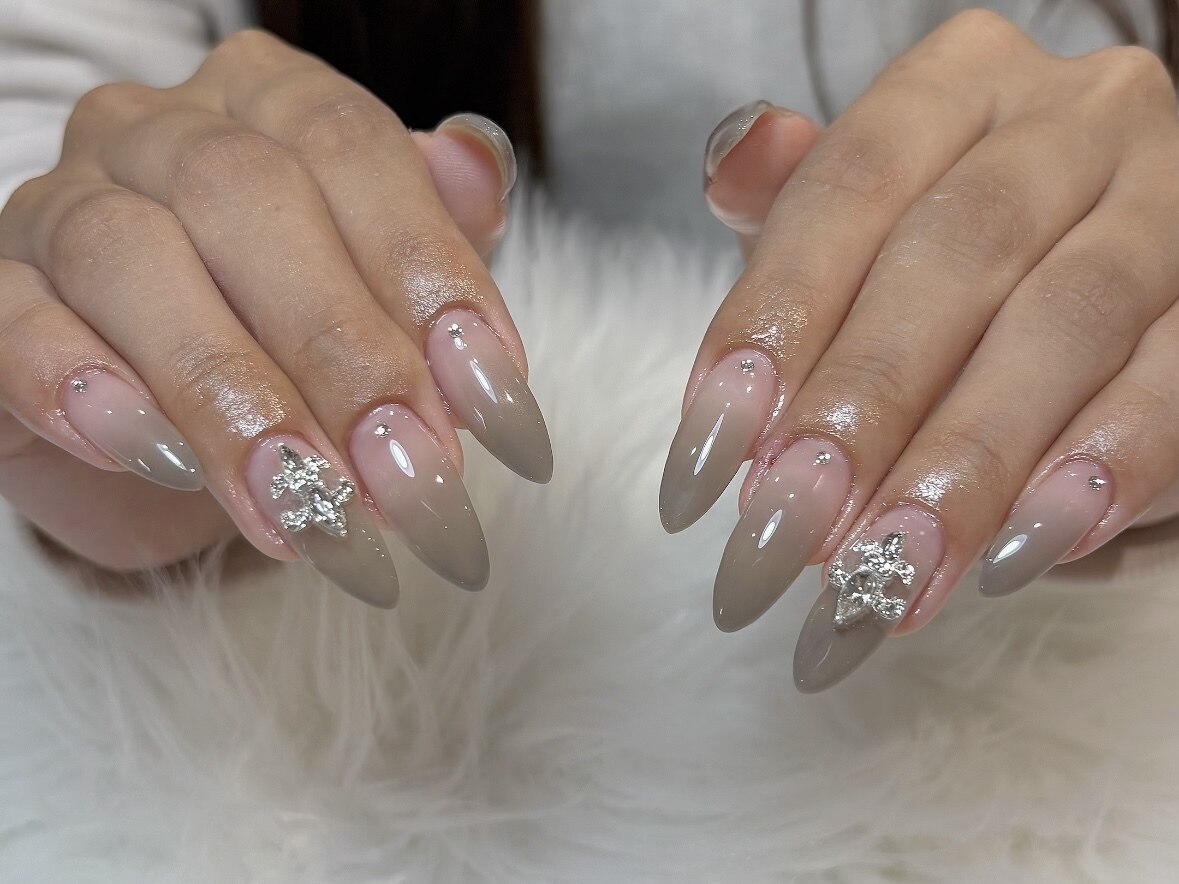2026年春トレンド】グレー カラーグラデーションのネイルデザイン集