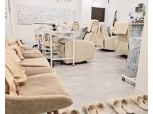はあとねいる 香椎店の雰囲気（白とグレージュを基調としたシンプルで落ち着いた店内です♪）