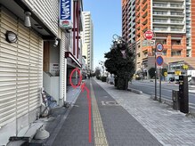 アトラクト(Attract)/真っ直ぐ行くと左に入り口です