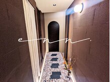 まつ毛サロンという概念を取り除き、和モダンなデザインの店内。