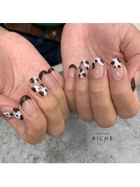 秋カラーの牛柄フレンチネイル