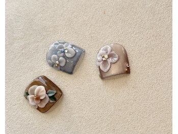 シグネイルスタジオ(CYiG nail studio)の写真/シンプルでもしっかり存在感のある特別なフットネイルに◎角質ケアとセットが当店の人気メニューです！