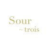 スール トロワ(Sour～trois)ロゴ