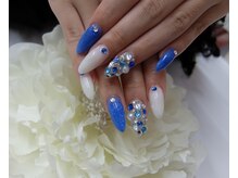 ネイルサロンミキ 横浜(MIKI)/青ブルー 白 ストーン埋め尽くし