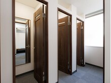 ピラティスアライアンス たまプラーザスタジオ/鏡付き更衣室＆シャワー室完備