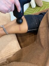 整体の天才 千駄木駅前店/マッサージガン施術その1