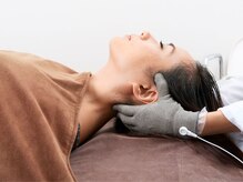 ロスト 枚方店(LOST)の雰囲気(各所のツボに専門グローブでアプローチしながらヘッドマッサージ)