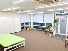 たくみリハの雰囲気(広いスペースを利用して日常動作やスポーツに繋げるまで考えます)