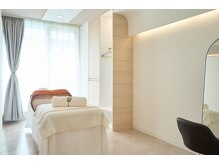 KTYフェイスジム 名古屋栄店(KTY FACE GYM)/明るい個室空間