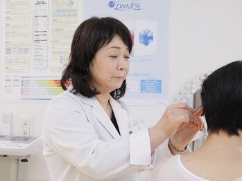 セレネケメ(SELENE KEME)/耳つぼ施術のようす