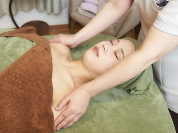 アロマージュフィール(AROMAGE FEEL)/呼吸が楽になる、デコルテほぐし