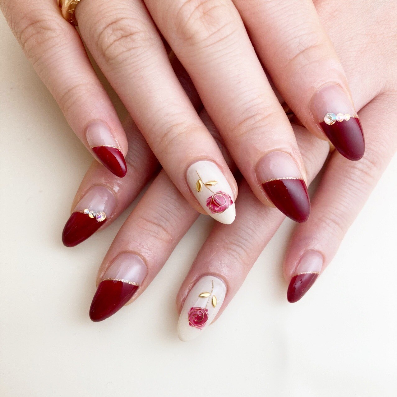 2025年-2026年冬トレンド】ボルドー ななめフレンチ ハンドのネイル