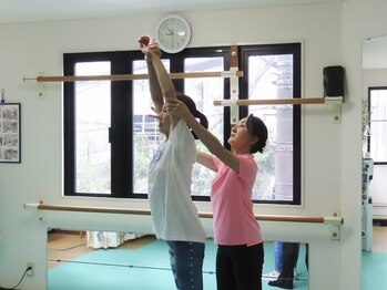 健康塾キューオーエル 恵比寿(QOL)/立位でのストレッチ