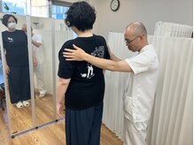 よしもと治療院の雰囲気（カウンセリングをしながら体の状況を確認し痛みの原因を探ります）