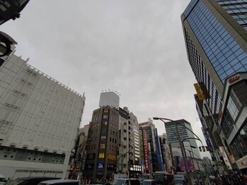 上野中央通り接骨院/夕方の当院の外観