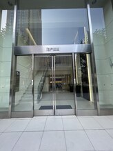 スリーアイ(THREE EYE)/ローソンの隣に入口あります！