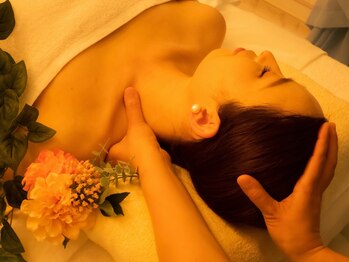 リラクェール(RELAQEEL)/〈デコルテリンパマッサージ〉