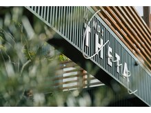 マインズシータ(MINDS THETA)の雰囲気（ヘアサロン併設バルコニー有の広々空間◎店舗両サイドが駐車場◎）