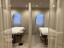 シングルサイズのベットと半個室空間でゆったり過ごせます