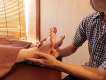 整体もみ処アンド美容ネコロン/スタッフ窪田の足湯つき足ツボ