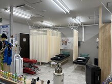 田中はり灸整骨院の雰囲気（施術スペースは合計5台、個室もあります。）