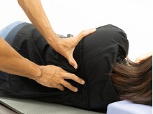 姿勢を良くするために背骨や骨盤にアプローチします